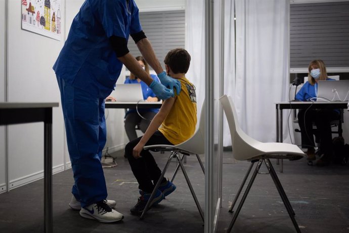 Un niño recibe la vacuna contra el Covid-19, en la Fira de Barcelona, a 15 de diciembre de 2021, en Barcelona, Catalunya (España). 