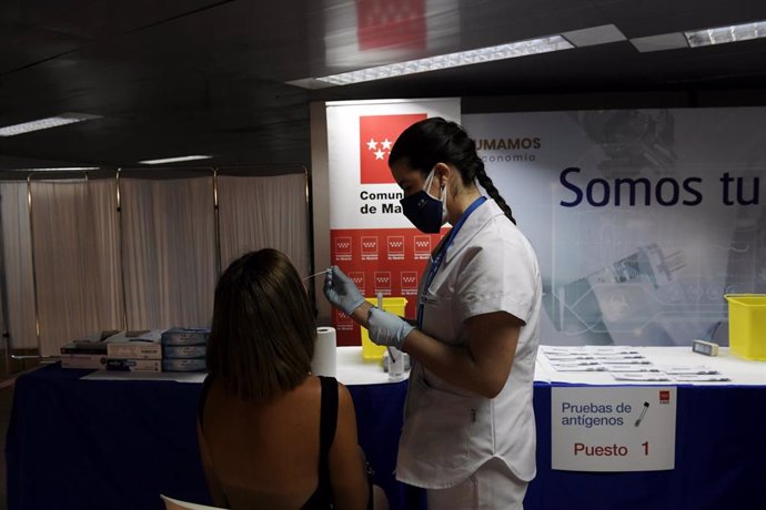 Archivo - Una sanitaria realiza un test de antígenos a una mujer, en un dispositivo de realización de test de antígenos en el intercambiador de Plaza de Castilla, a 2 de julio de 2021, en Madrid (España). La Comunidad de Madrid puso en marcha, el pasado