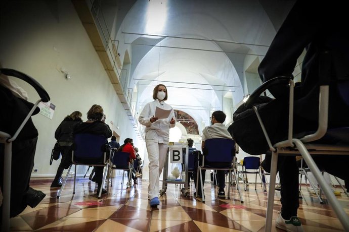 Archivo - Centro de vacunación en Roma, Italia.