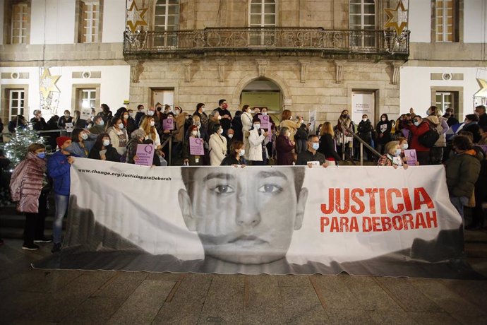 Varias personas en una concentración para pedir que el asesinato de Déborah Fernández "no quede impune", en el Museo MARCO, a 28 de diciembre de 2021, en Vigo, Pontevedra, Galicia, (España)