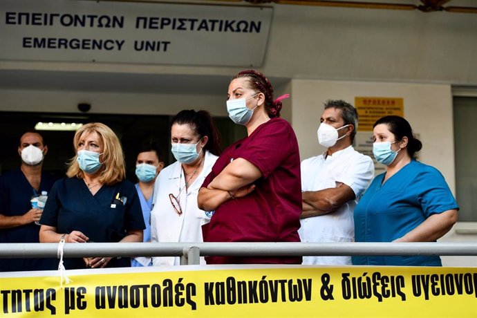 Archivo - Personal médico durante una protesta contra la medida del Gobierno griego de imponer de manera obligatoria la vacunación contra el coronavirus entre los trabajadores del sector.