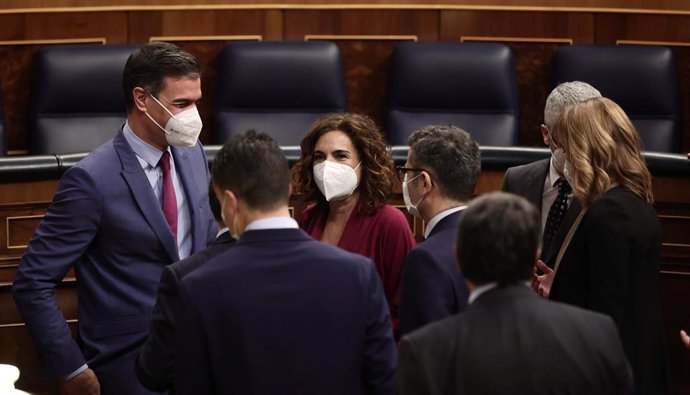 (I-D) El presidente del Gobierno, Pedro Sánchez; la ministra de Hacienda, Maria Jesús Montero