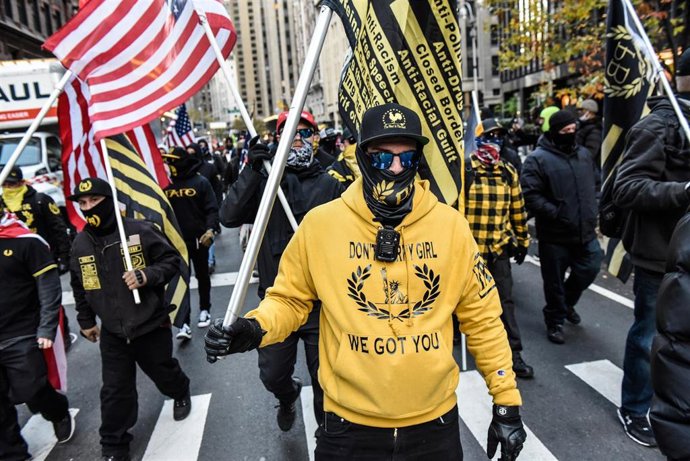 Archivo - Un miembro de Proud Boys durante una marcha en Nueva York.