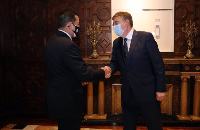 El presidente del Valenia CF, Anil Murthy, y el presidente de la Generalitat, Ximo Puig, se reúnen en el Palau de la Generalitat