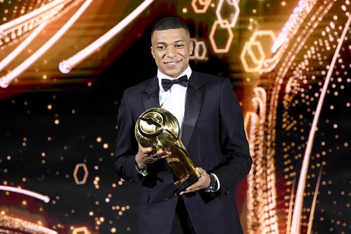 27 December 2021, United Arab Emirates, Dubai: French and Paris Saint-Germain player Kylian Mbappe poses for a picture after receiving the Best Men's Player of the Year award during the Dubai Globe Soccer Awards 2021. Photo: Fabio Ferrari/LaPresse via Z
