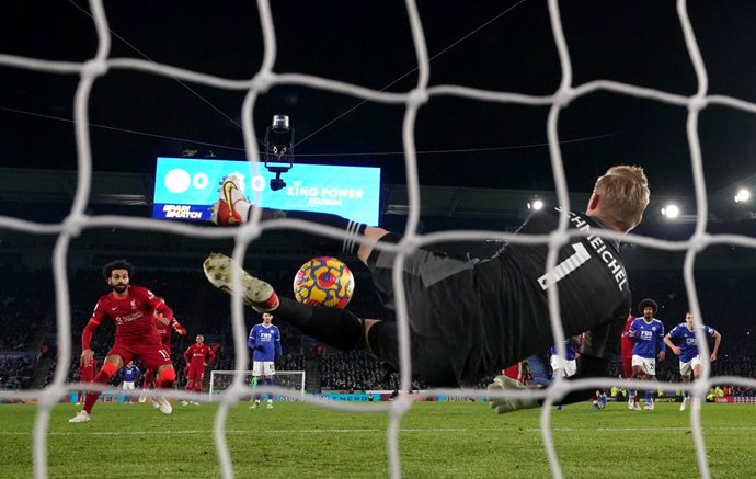 28 December 2021, United Kingdom, Leicester: Leicester City goalkeeper Kasper Schmeichel saves a penalty from Liverpool's Mohamed Salah during the English Premier League soccer match between Leicester City and Liverpool at the King Power Stadium. Photo: