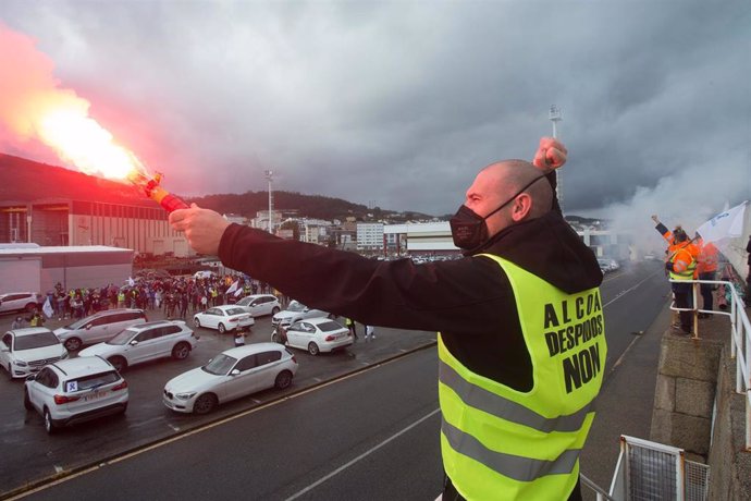 Archivo - Un hombre sostiene una bengala encendida durante una caravana de vehículos de trabajadores de Alcoa, a 31 de octubre de 2021, en Burela, Lugo Galicia (España). El comité de Alcoa en San Cibrao, en Cervo (Lugo), convoca esta caravana bajo el le