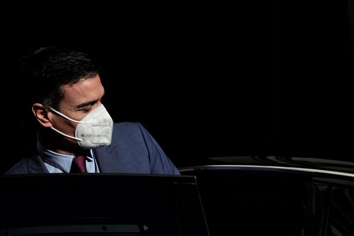 El presidente del Gobierno, Pedro Sánchez, tras una sesión plenaria en el Congreso de los Diputados, a 28 de diciembre de 2021, en Madrid, (España).