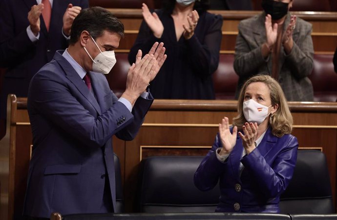 El presidente del Gobierno, Pedro Sánchez, y la vicepresidenta primera, Nadia Calviño, celebrando la aprobación definitiva de los PGE en el Congreso