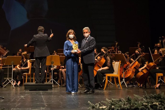 El presidente de Cantabria, Miguel Ángel Revilla, entrega a la karateca Sandra Sánchez el Premio Cantabria de la Gala del Deporte Cántabro