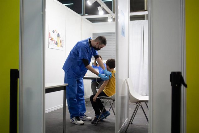 Un niño recibe la vacuna contra el Covid-19