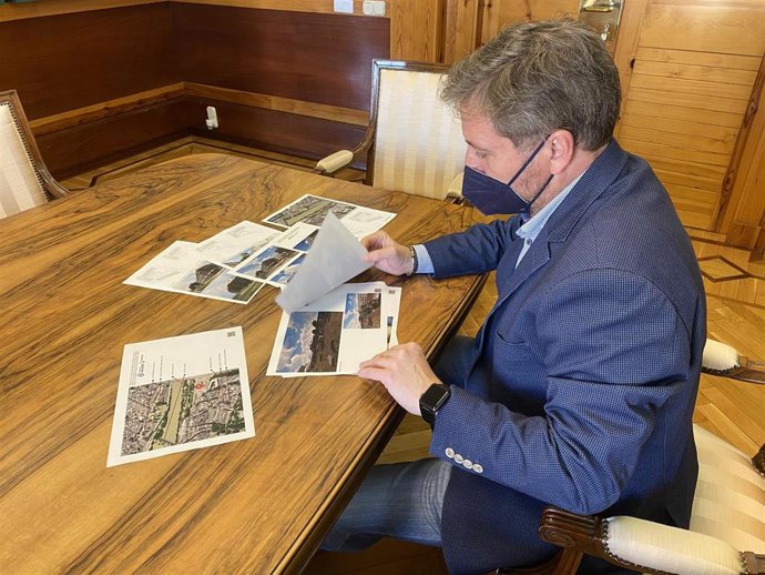 El consejero de Vertebración del Territorio, Movilidad y Vivienda del Gobierno de Aragón, José Luis Soro, revisa el proyecto.