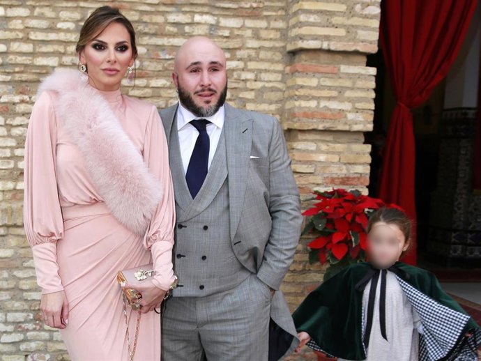 Irene Rosales y Kiko Rivera, en una boda en Sevilla con su hija Ana