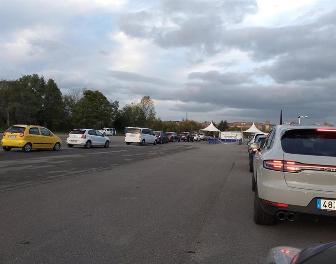 Archivo - Carpa de Transinsa en la que se ha instalado un Autocovid en Gijón, con coches esperando a la realización de las PCR (Archivo)