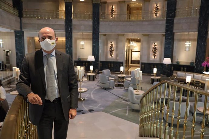 Archivo - El consejero delegado de OHL, José Antonio Fernández Gallar, posa en el hall del hotel Four Seasons Madrid, ubicado en el Centro Canalejas, en Madrid