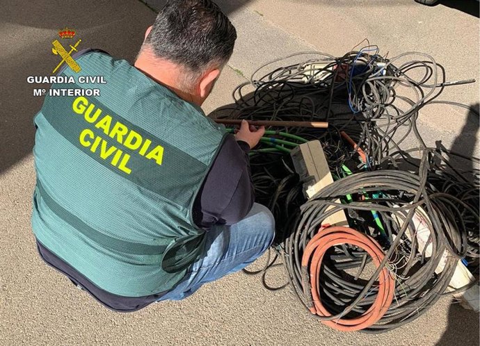 Un agente de la Guardia Civil posa con el material recuperado