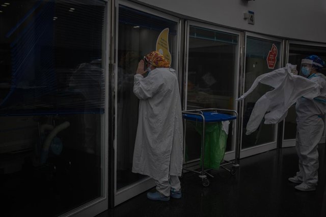 Archivo - Arxiu - Sanitaris protegits en una UCI