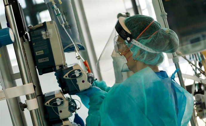 Una enfermera en el Hospital Universitario Son Espases, en Palma. 