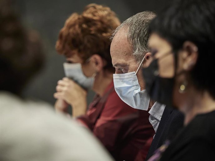 Archivo - La portavoz de EH Bildu en el Parlamento de Navarra, Bakartxo Ruiz, y el parlamentario de EH Bildu Adolfo Araiz, durante un pleno parlamentario (archivo) 