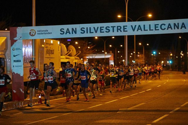 Archivo - Varios corredores participan en la categoría Élite Masculina de la carrera San Silvestre Vallecana 2020, en Madrid (España), a 31 de diciembre de 2020. En la categoría Élite masculina, Daniel Simiu Ebenyo ha logrado el primer puesto, Faniel Gheb