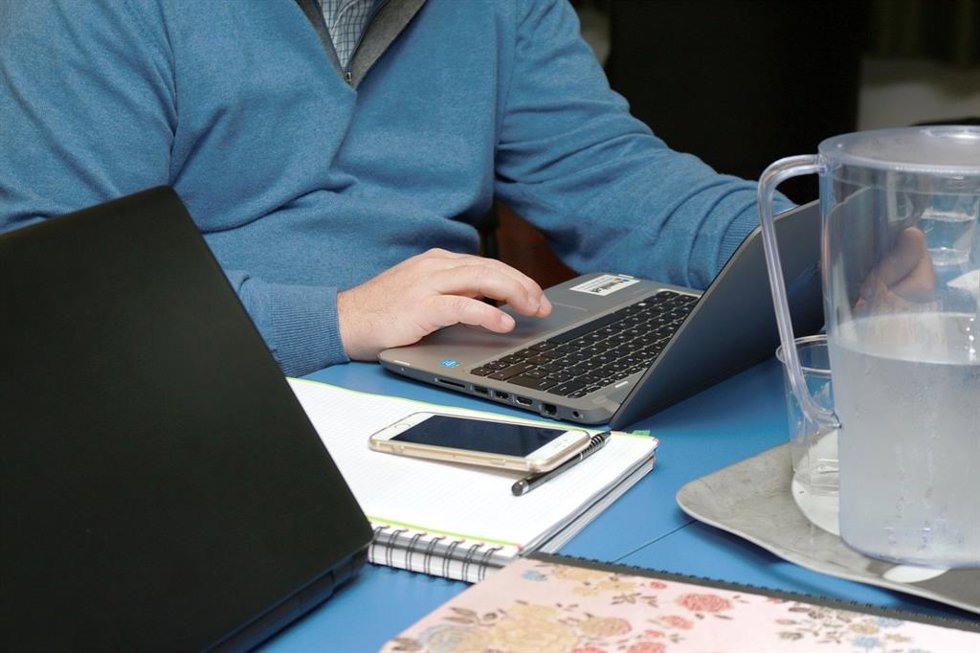 Archivo - El 13% de los españoles prefiere un horario de trabajo presencial frente al trabajo híbrido, según Samsung