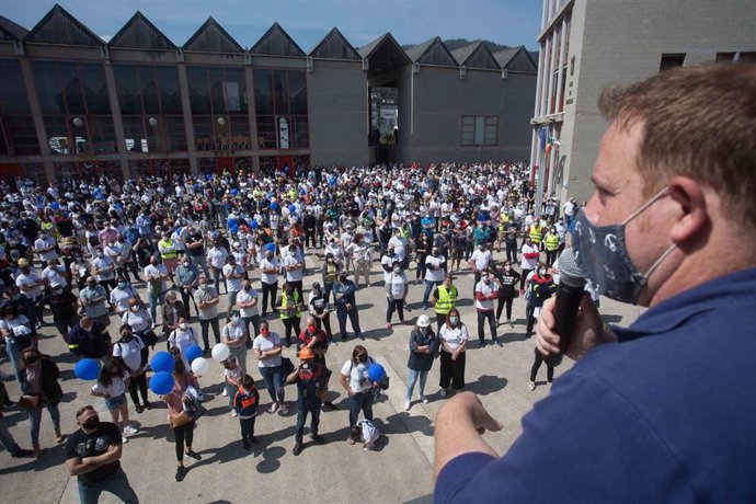 Archivo - El presidente del Comité de Empresa de Alcoa, José Antonio Zan, se dirige a varios sindicalistas y trabajadores durante una concentración que conmemora el año de lucha por la planta de aluminio y los puestos de trabajo de Alcoa San Cervo, en