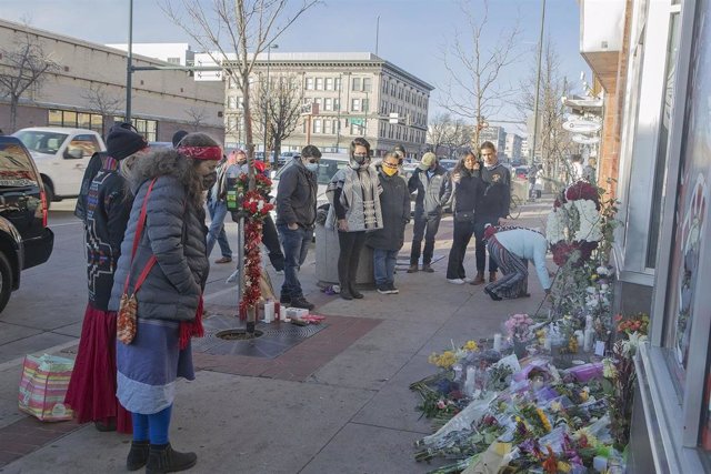 Ofrenda floral en recuerdo de una de las víctimas de una serie de tiroteos en Denver y Lakewood (EEUU)