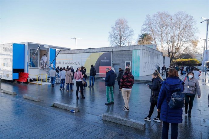 Varias personas hacen cola para hacerse PCR, en un punto móvil de PCR gratuitas en el Naútico de Vigo, a 23 de diciembre de 2021, en Vigo