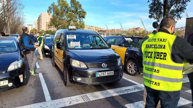 Taxis aturats al carrer Tarragona de Barcelona abans de començar la marxa fins a l'Imet 