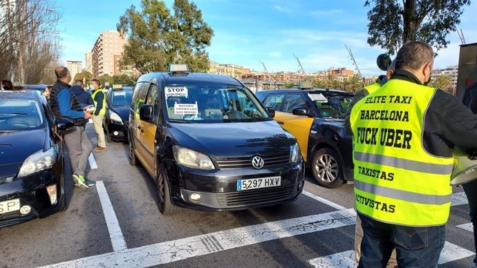 Taxis aturats al carrer Tarragona de Barcelona abans de comenar la marxa fins a l'Imet 