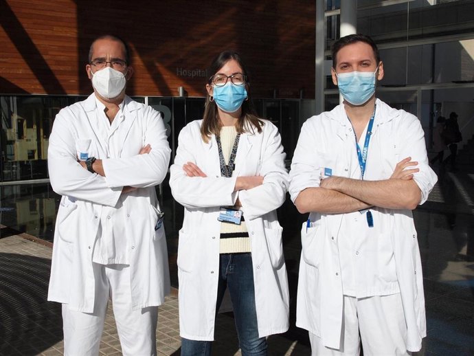 Algunos de los autores del estudio, de izquierda a derecha, Juan José Chillarón, Gemma Llauradó y Jordi Ramon