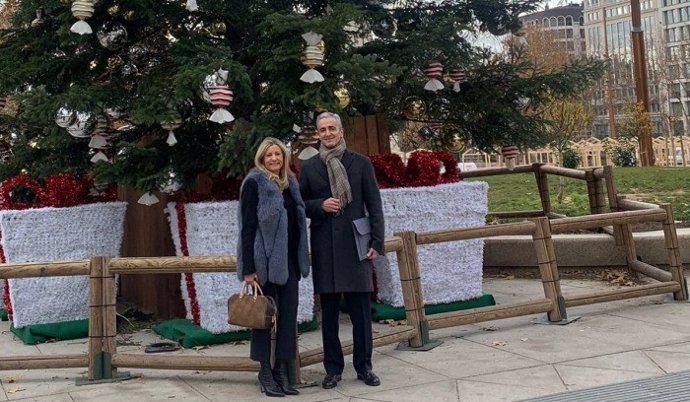 De izquierda a derecha, la presidenta del Colegio de Mediadores de Seguros de Madrid, Elena Jiménez de Andrade y el director Comercial Territorial Madrid de Asisa, Enrique Gallego.