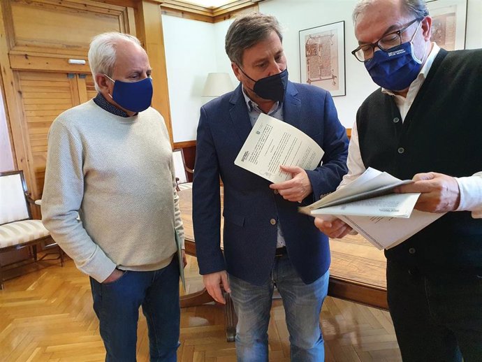 El consejero de Vertebración del Territorio, Movilidad y Vivienda del Gobierno de Aragón, José Luis Soro firma los convenios de mejora de las travesías de Villamayor de Gállego y Sástago