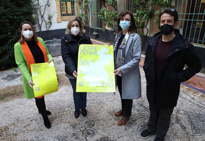 La presidenta de la Fundación Provincial de Artes Plásticas Rafael Botí, Salud Navajas (segunda por la izda.), en la presentación de Nemo Art 'Cierre Perimetral'.