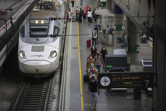 Archivo - Llegada de un tren Alvia procedente de Madrid a la estación de Sevilla-Santa Justa