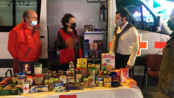 Mario Gómez visita el punto instalado por Cruz Roja