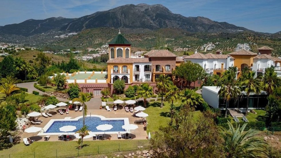 Archivo - Un alojamiento turístico de la Costa del Sol, Málaga, en una imagen de archivo.