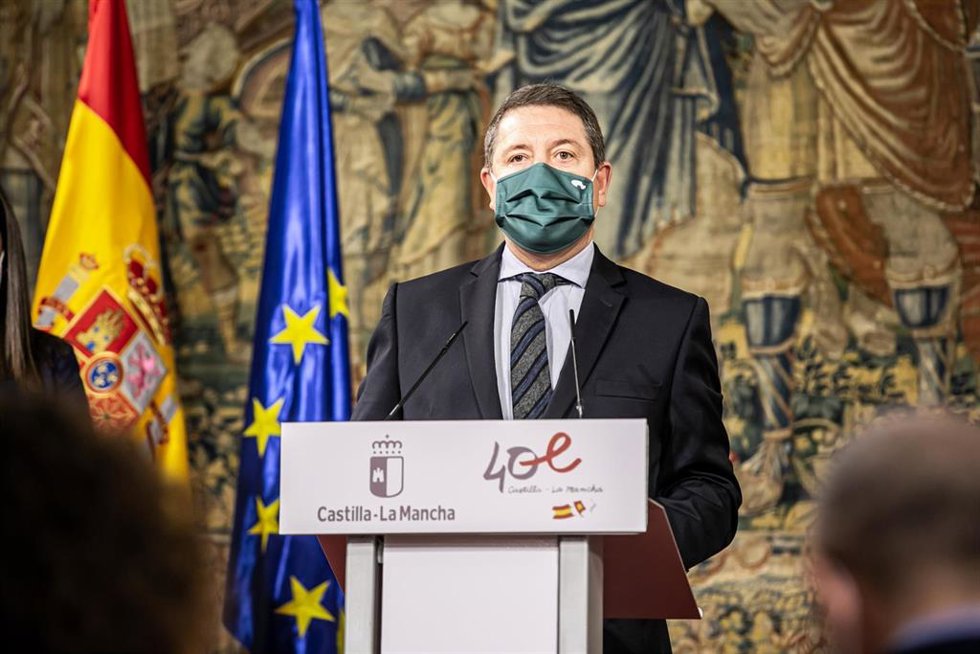 El jefe del Ejecutivo regional, Emiliano García-Page, preside, en la Sala de la Emperatriz del Palacio de Fuensalida, la reunión de la Comisión de Salud Pública y Vacunación