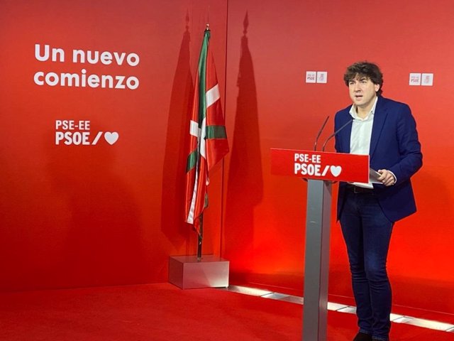 EL secretario general del PSE-EE, Eneko Andueza, en rueda de prensa en Bilbao
