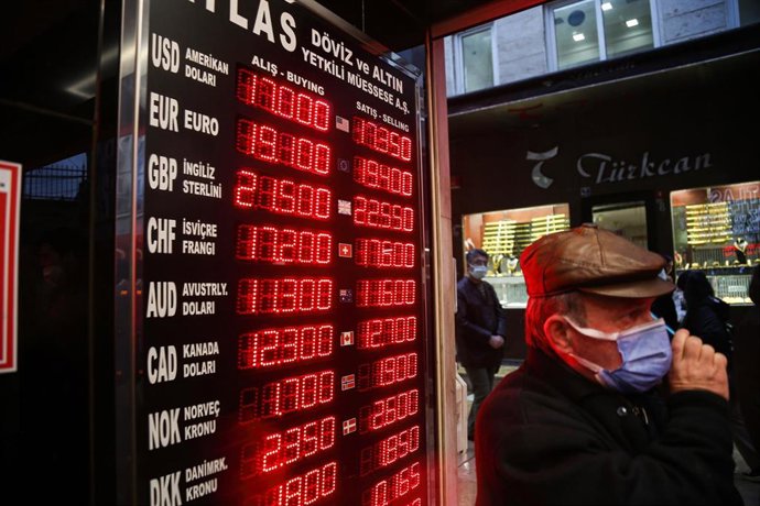 17 December 2021, Turkey, Istanbul: A man stands next to a currency exchange shop near the Grand Bazaar in Istanbul. Photo: Hakan Akgun/SOPA Images via ZUMA Press Wire/dpa