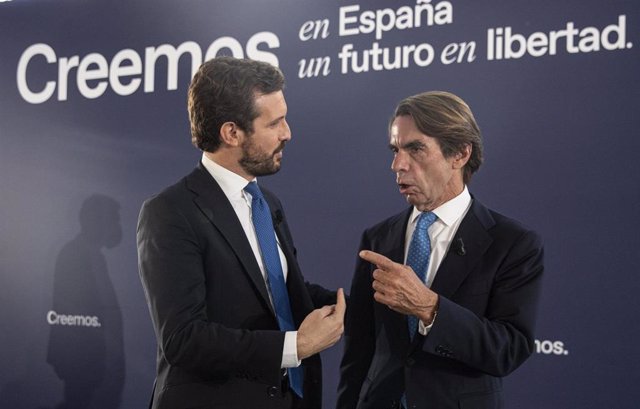Archivo - El presidente del PP, Pablo Casado, y el expresidente del Gobierno José María Aznar 