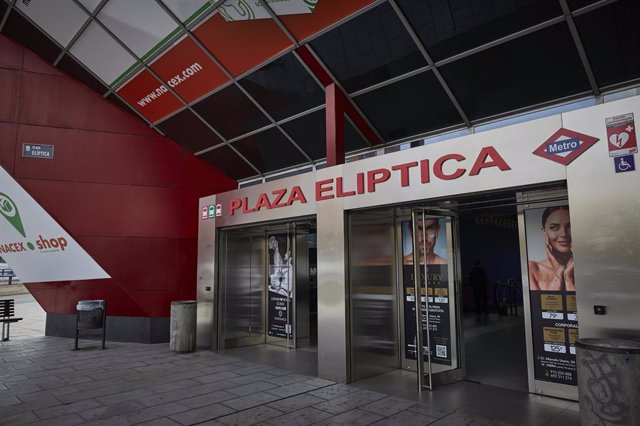 Archivo - Estación de metro de Plaza Elíptica en Madrid (España), a 25 de noviembre de 2020. Plaza Elíptica se convertirá en Zona de Bajas Emisiones (ZBE) en 2021 llevando aparejada la restricción de la circulación a los vehículos sin etiqueta ambiental -