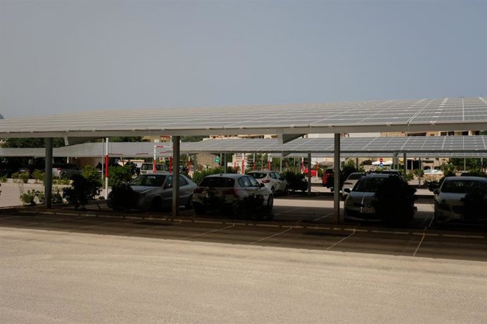 Placas solares en el aparcamiento de un hospital.