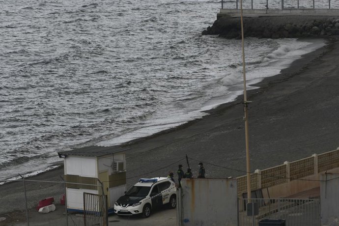 Archivo - Arxiu - Diversos agents de la Gurdia Civil vigilen l'espigó del Tarajal a Ceuta