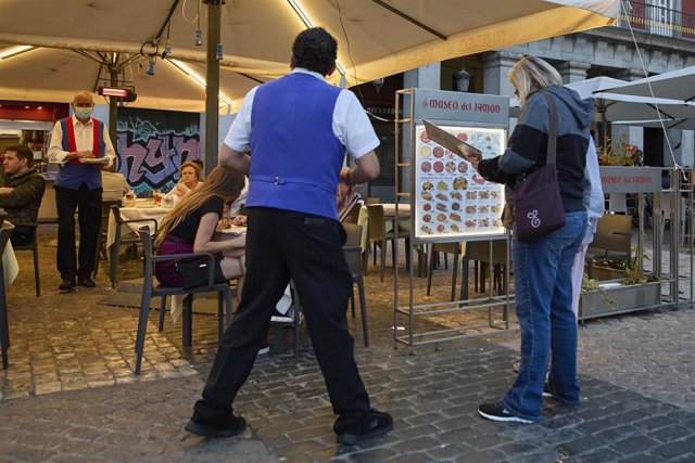 Archivo - Un camarero en una terraza del centro de Madrid el día en el que la comunidad elimina el límite de aforo en las terrazas, a 20 de septiembre de 2021, en Madrid (España). Desde hoy las terrazas al aire libre de los establecimientos de hostelería 