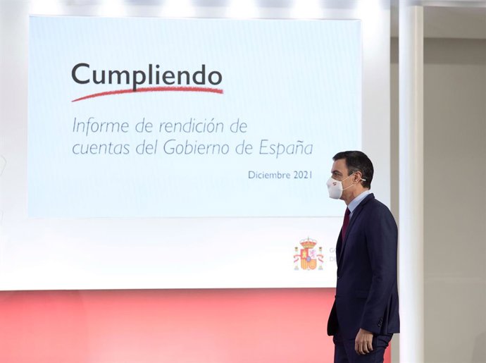 El presidente del Gobierno, Pedro Sánchez, a su llegada para presentar el informe de rendición de cuentas del Gobierno de España correspondiente a 2021, Cumpliendo, en La Moncloa, a 29 de diciembre de 2021, en Madrid, (España). Con este documento se p