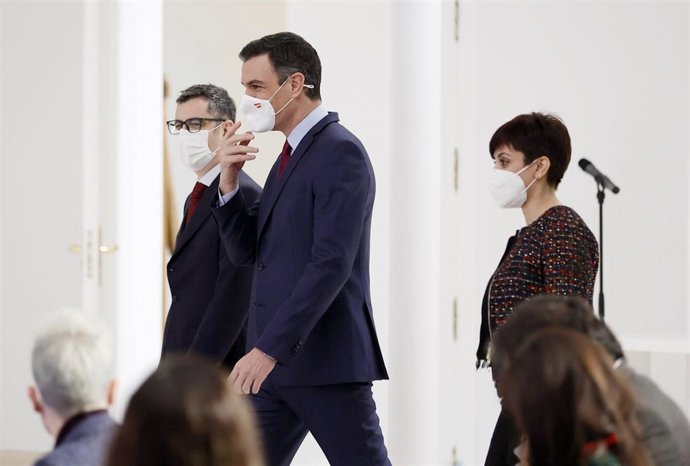 (I-D) El ministro de la Presidencia, Relaciones con las Cortes y Memoria Democrática, Félix Bolaños; el presidente del Gobierno, Pedro Sánchez; y la ministra Portavoz, Isabel Rodríguez.