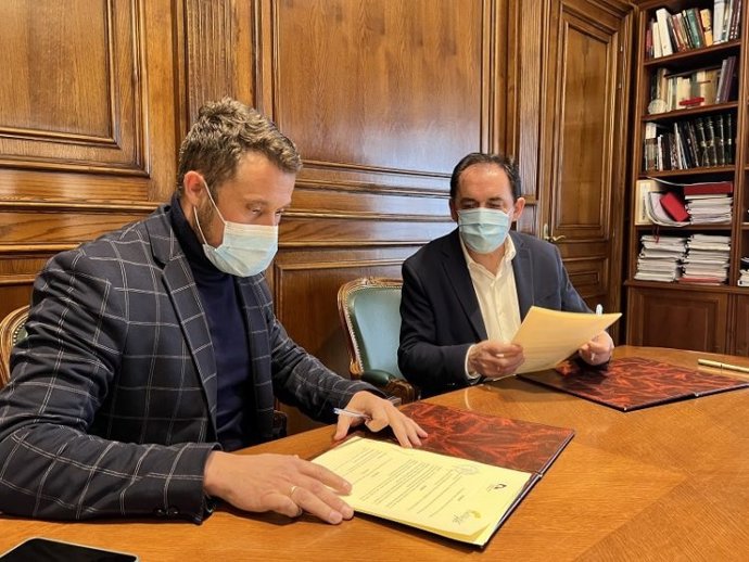 Enrique Jiménez (izda) y Benito Serrano firman el convenio de colaboración.