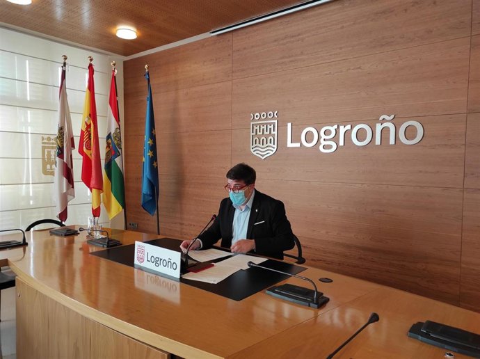 El portavoz del Ayuntamiento de Logroño, Kilian Cruz, en comparecencia de prensa