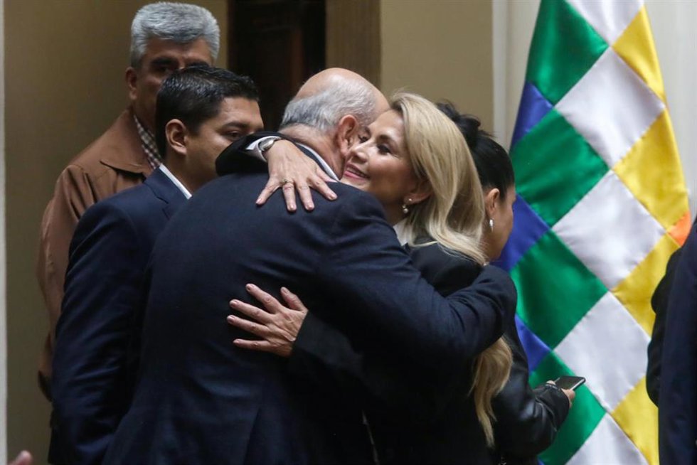 Archivo - Jeanine Áñez y el que fuera su 'número dos', Arturo Murillo, durante la ceremonía de proclamación de ella.